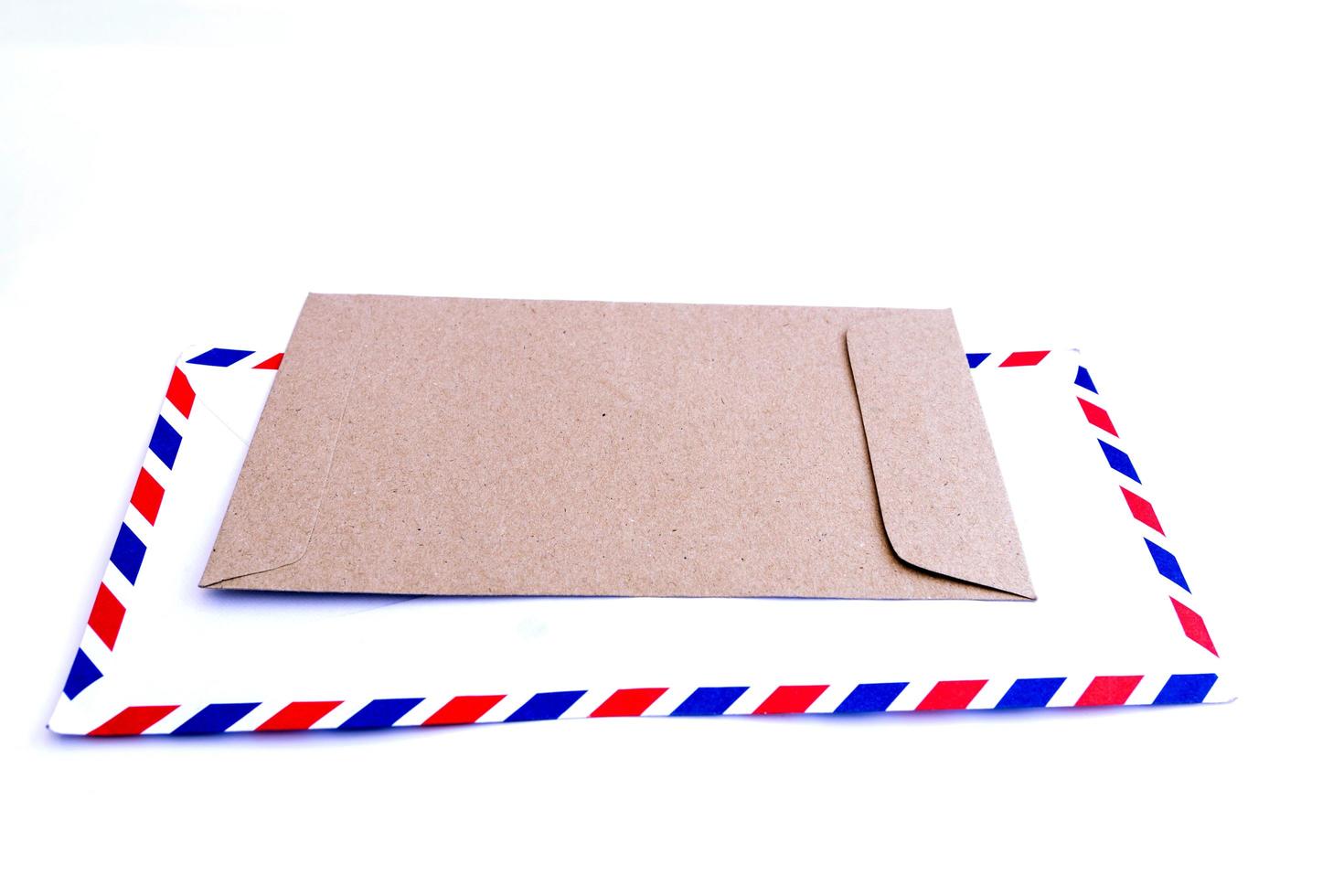 document enveloppen en lege enveloppen op witte achtergrond foto