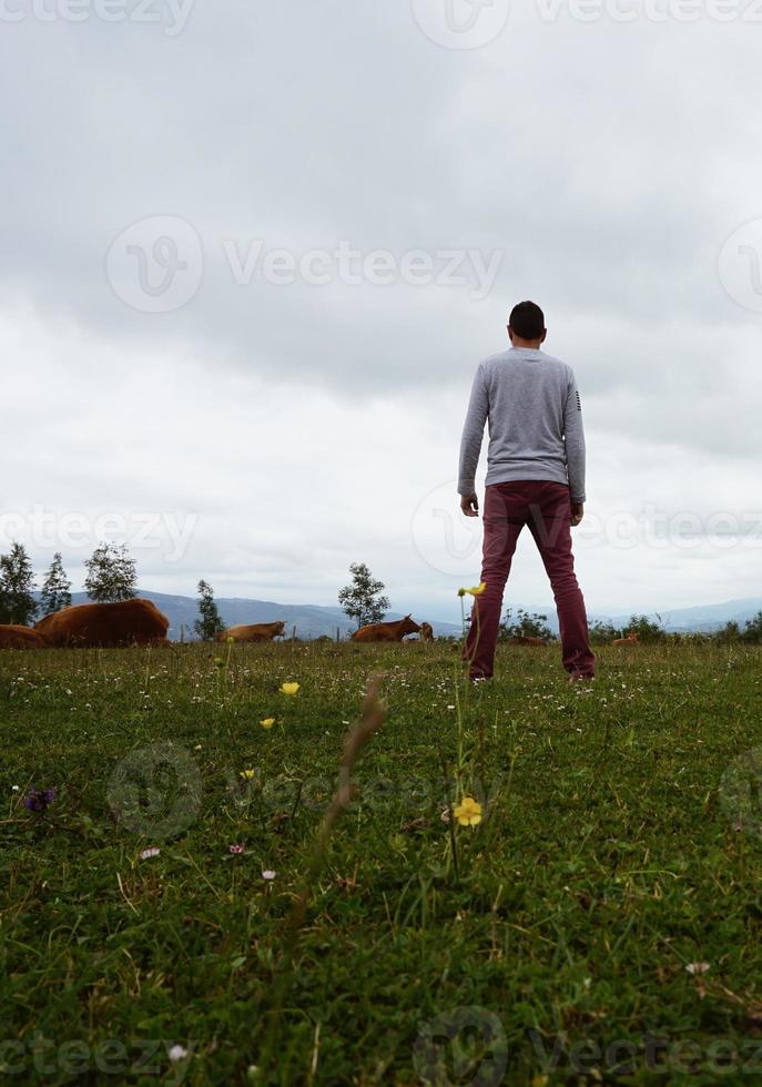 man trekking in de bergen in bilbao, spanje foto