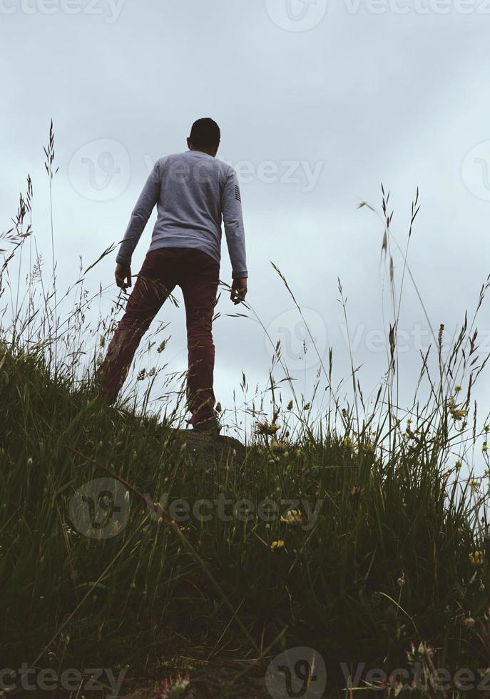 man trekking in de bergen in bilbao, spanje foto