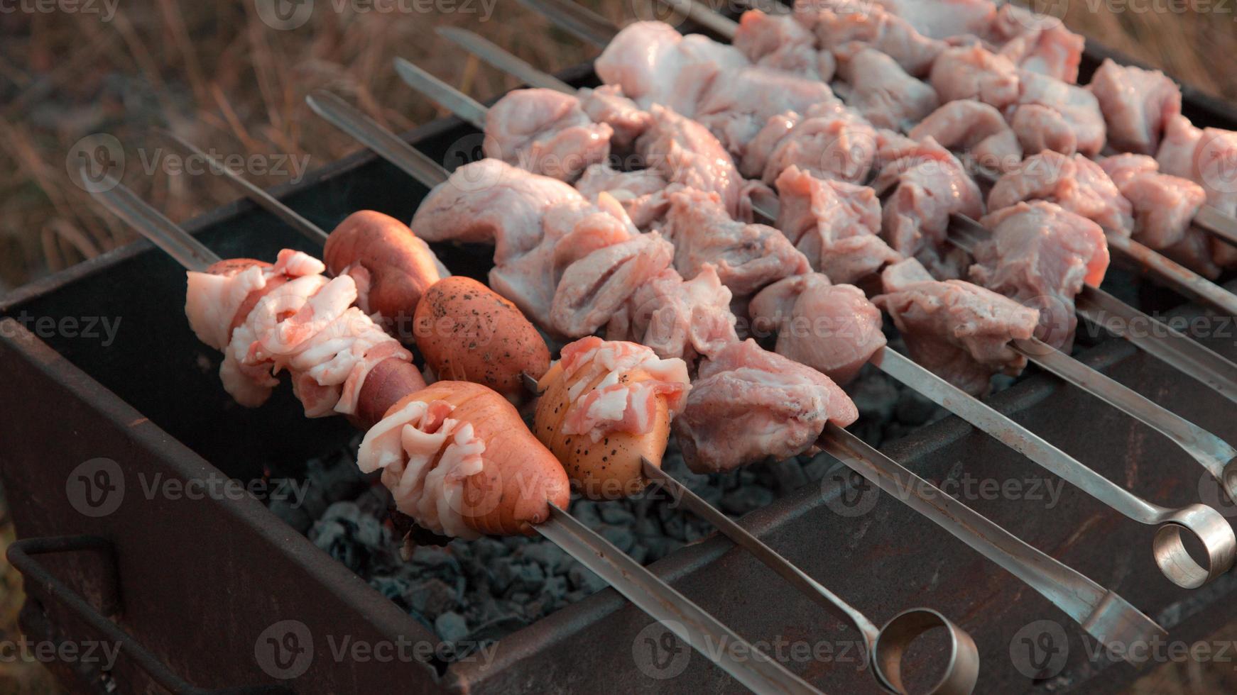 shish kebab gebakken op de grill foto