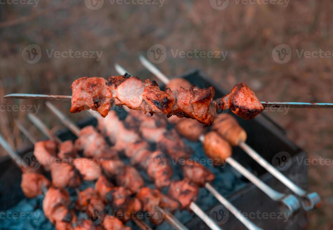 man frituren shish kebab op de grill foto