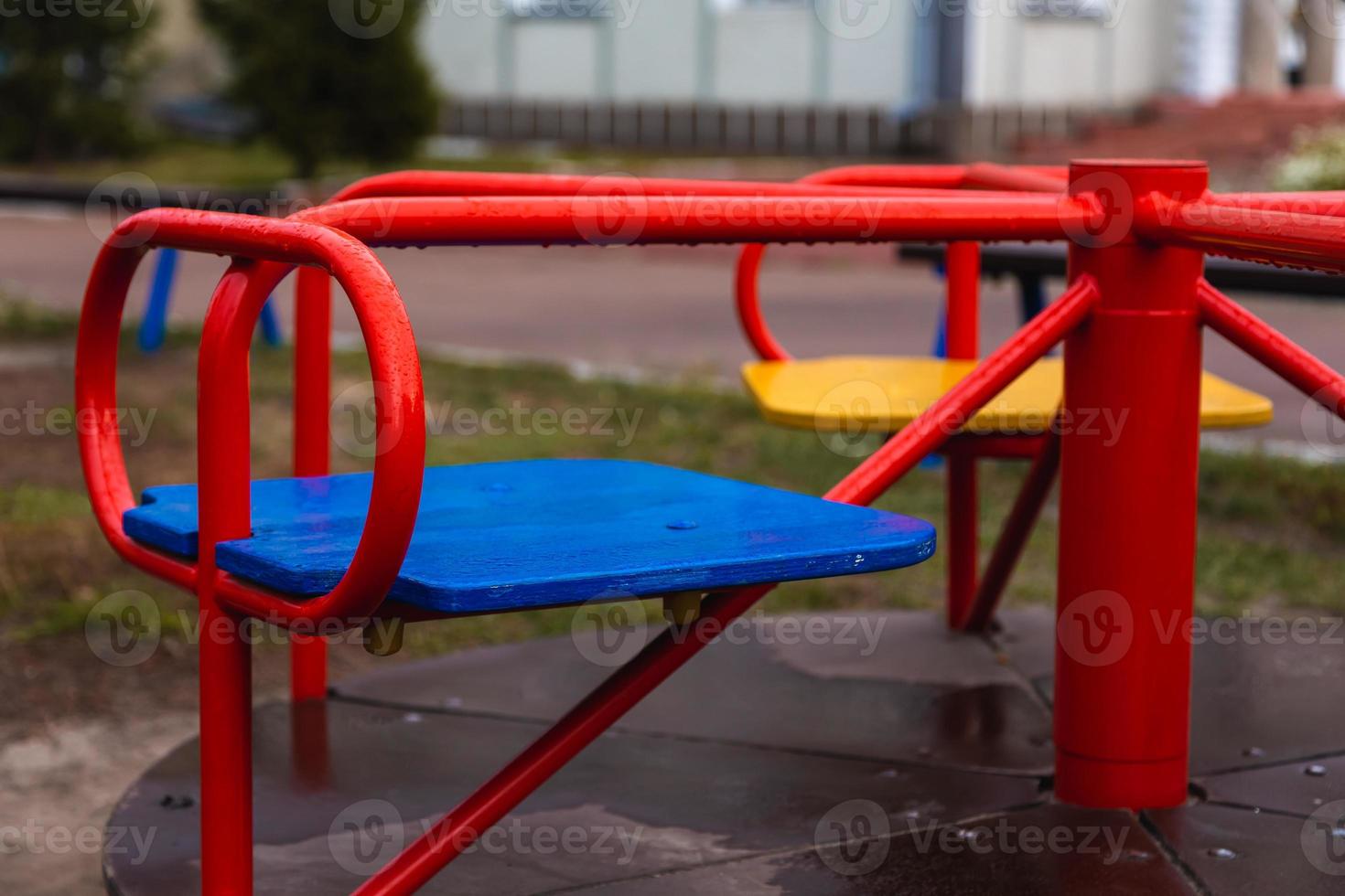 lege rode schommel voor kinderen foto