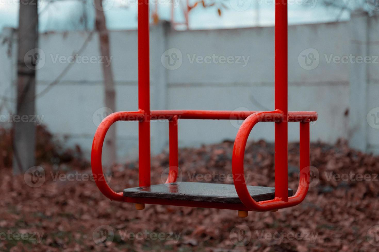 lege rode schommel voor kinderen foto