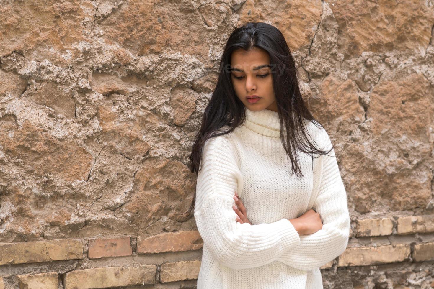 portret van een jonge romantische brunette vrouw foto