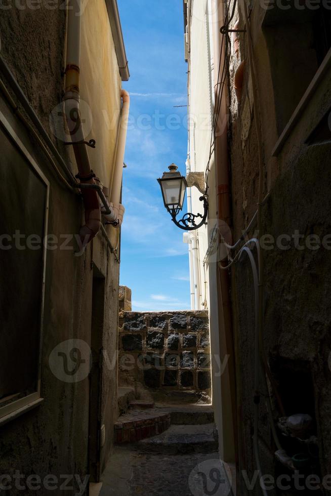 smalle straat van cefalu sicilië, italië foto