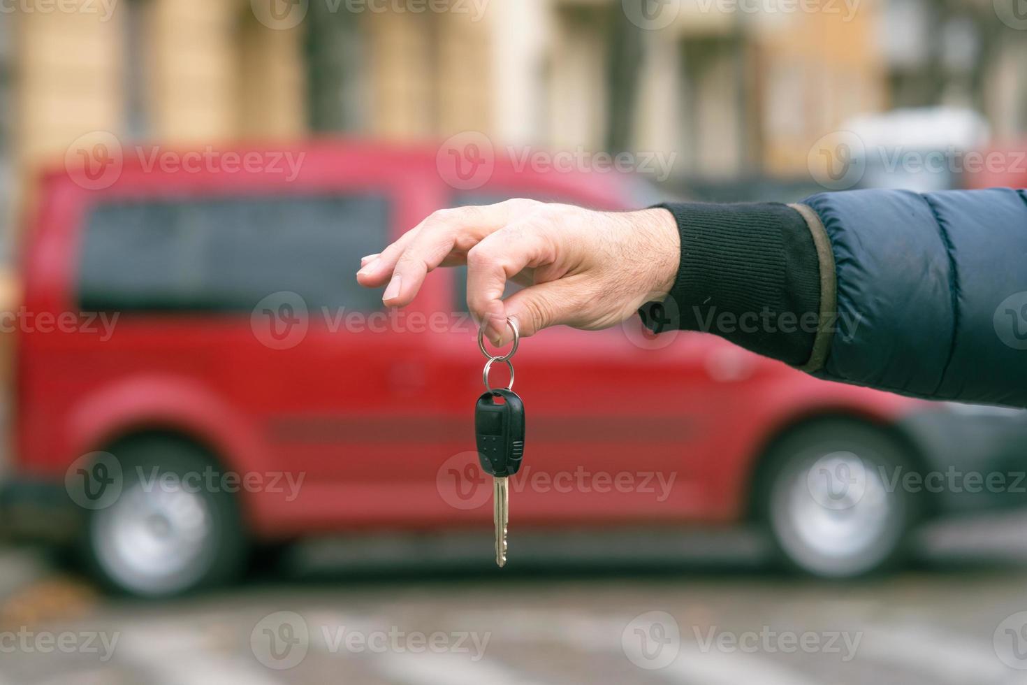 nieuwe auto concept mannenhand met een autosleutel foto