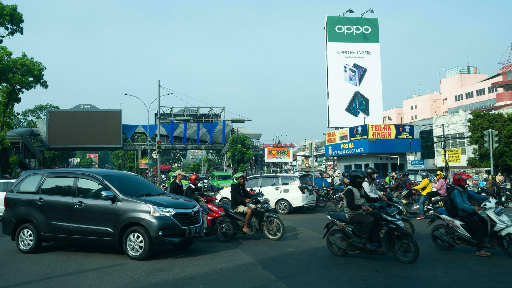 boef, west Java, Indonesië, mei 2 2023 - heel zwaar verkeer van auto's en motorfiets Bij een van de kruispunten van bogor stad gedurende een zonnig dag. foto