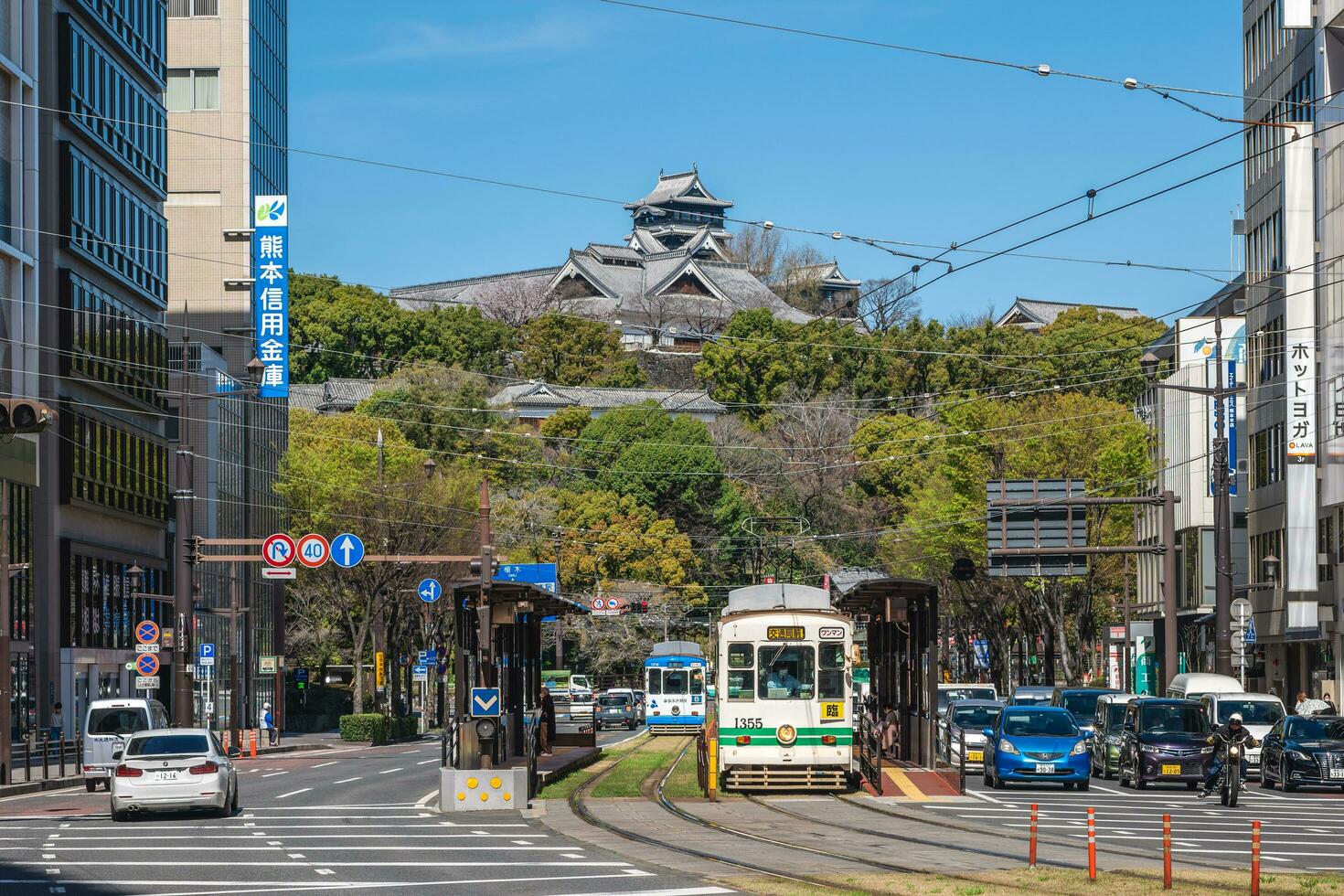 tram van Kumamoto stad tram hou op in voorkant van de Kumamoto kasteel in kyushu, Japan. Daar zijn vijf lijnen in officieel graaf, maar met enkel en alleen twee routes regelmatig in onderhoud. foto