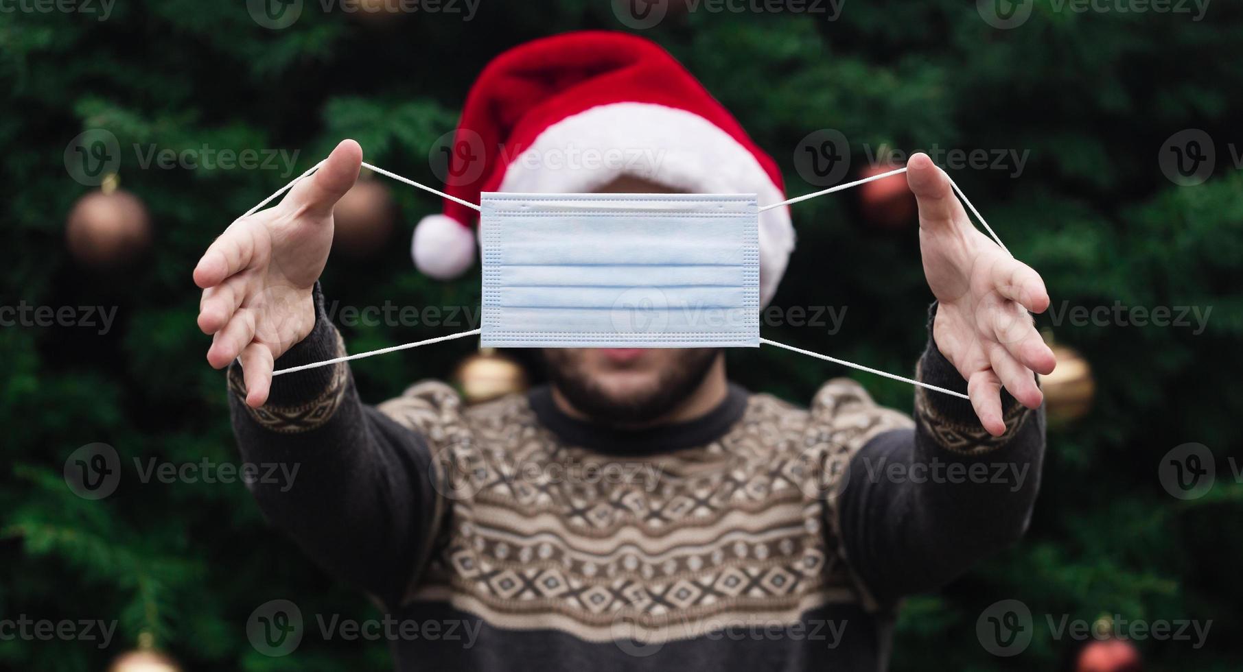 anoniem kerst gezichtsloos portret van een man met een kerstman hoed foto