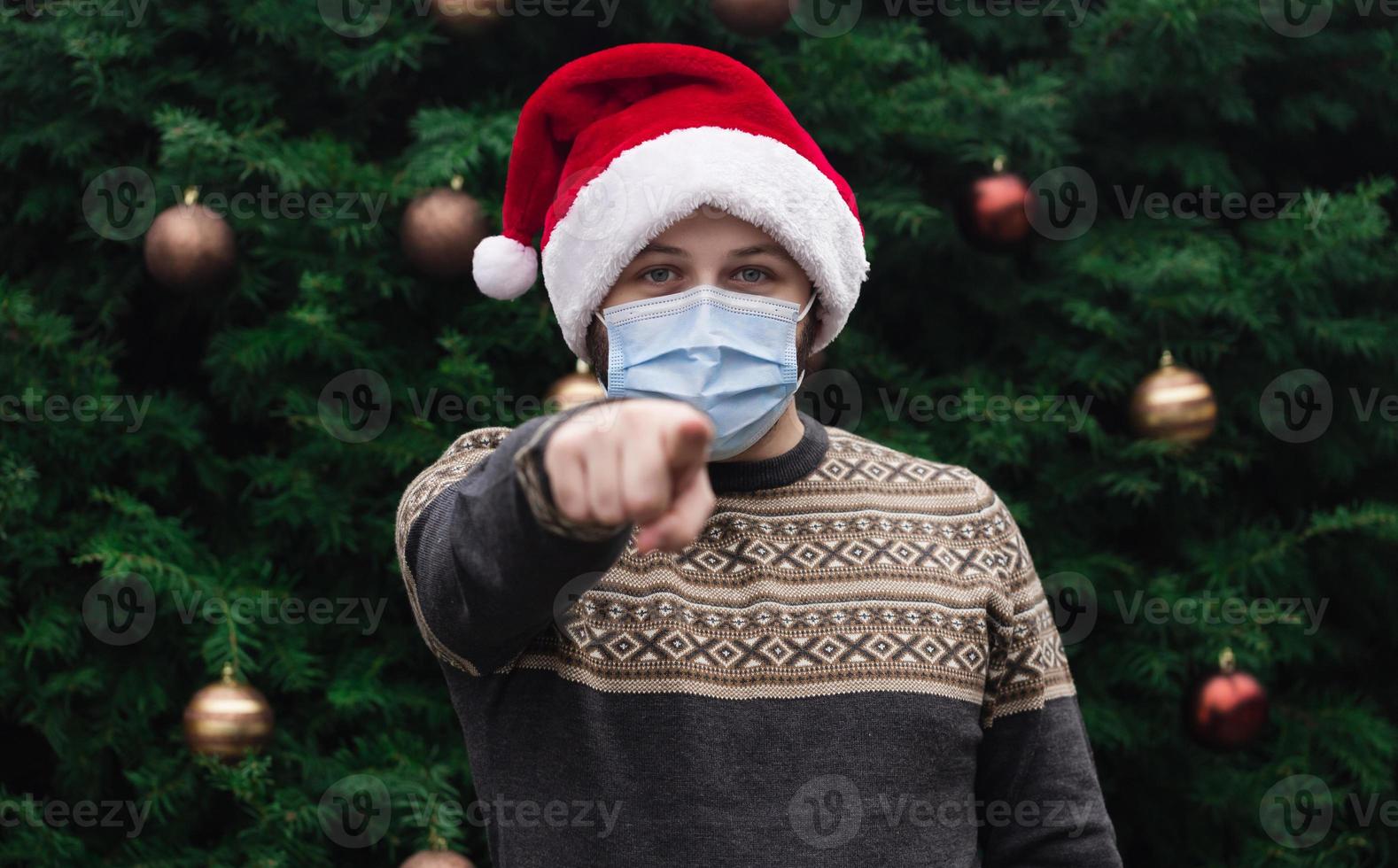 close-up portret van een man met een kerstman hoed foto