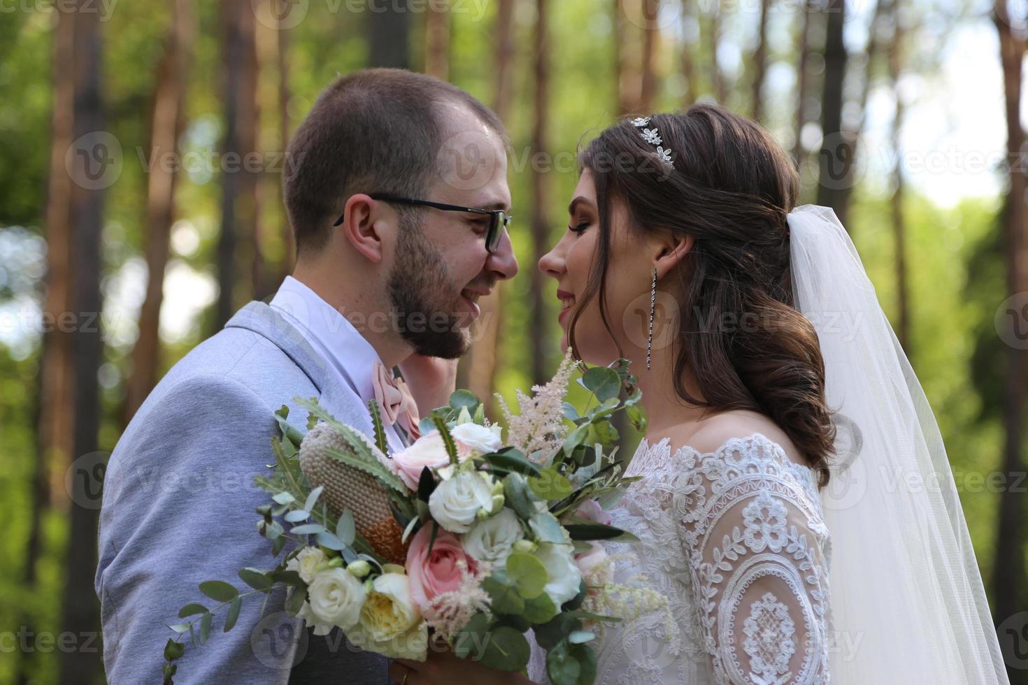 huwelijksfotografie van emoties van de bruid en bruidegom op verschillende locaties foto