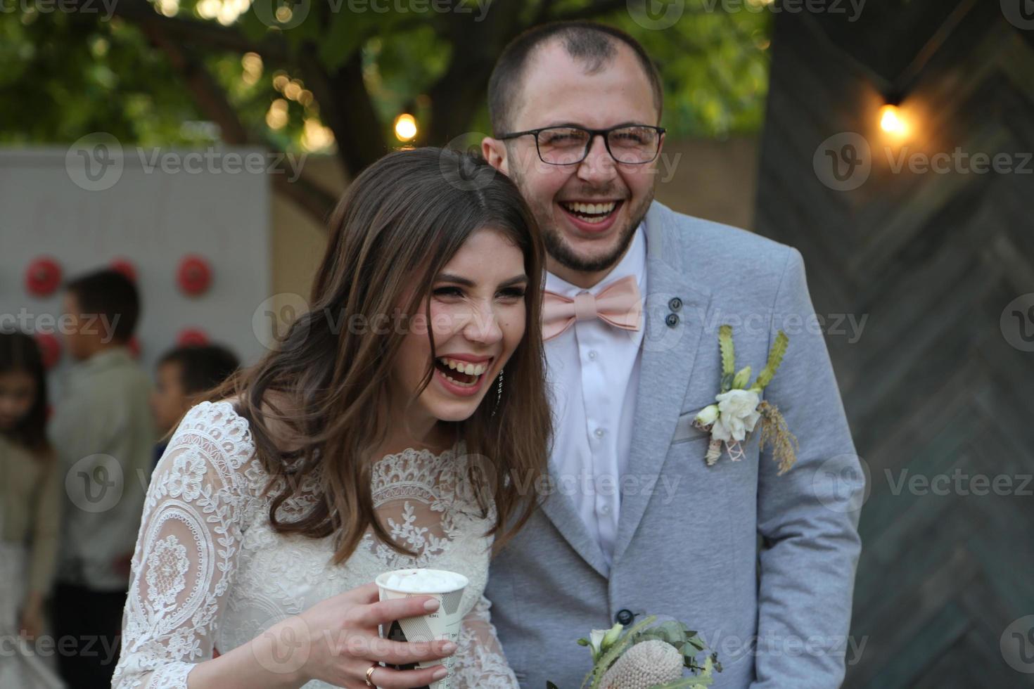 huwelijksfotografie van emoties van de bruid en bruidegom op verschillende locaties foto