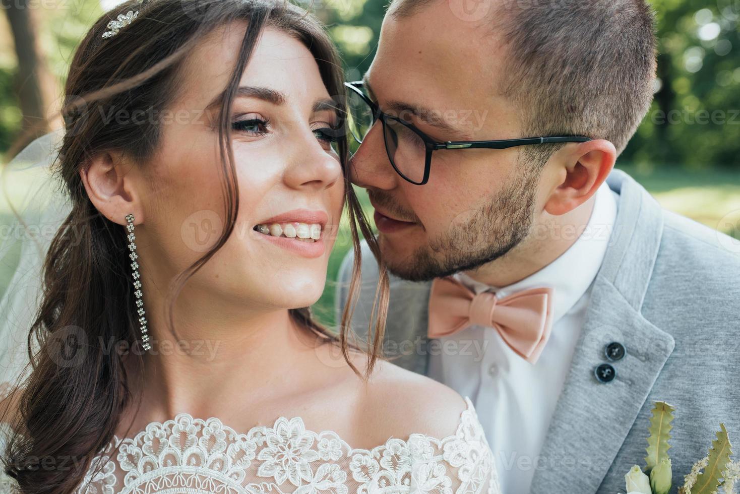 huwelijksfotografie van emoties van de bruid en bruidegom op verschillende locaties foto