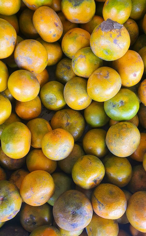 aambeien van Indonesisch lokaal sinaasappels Bij een Jakarta traditioneel markt foto