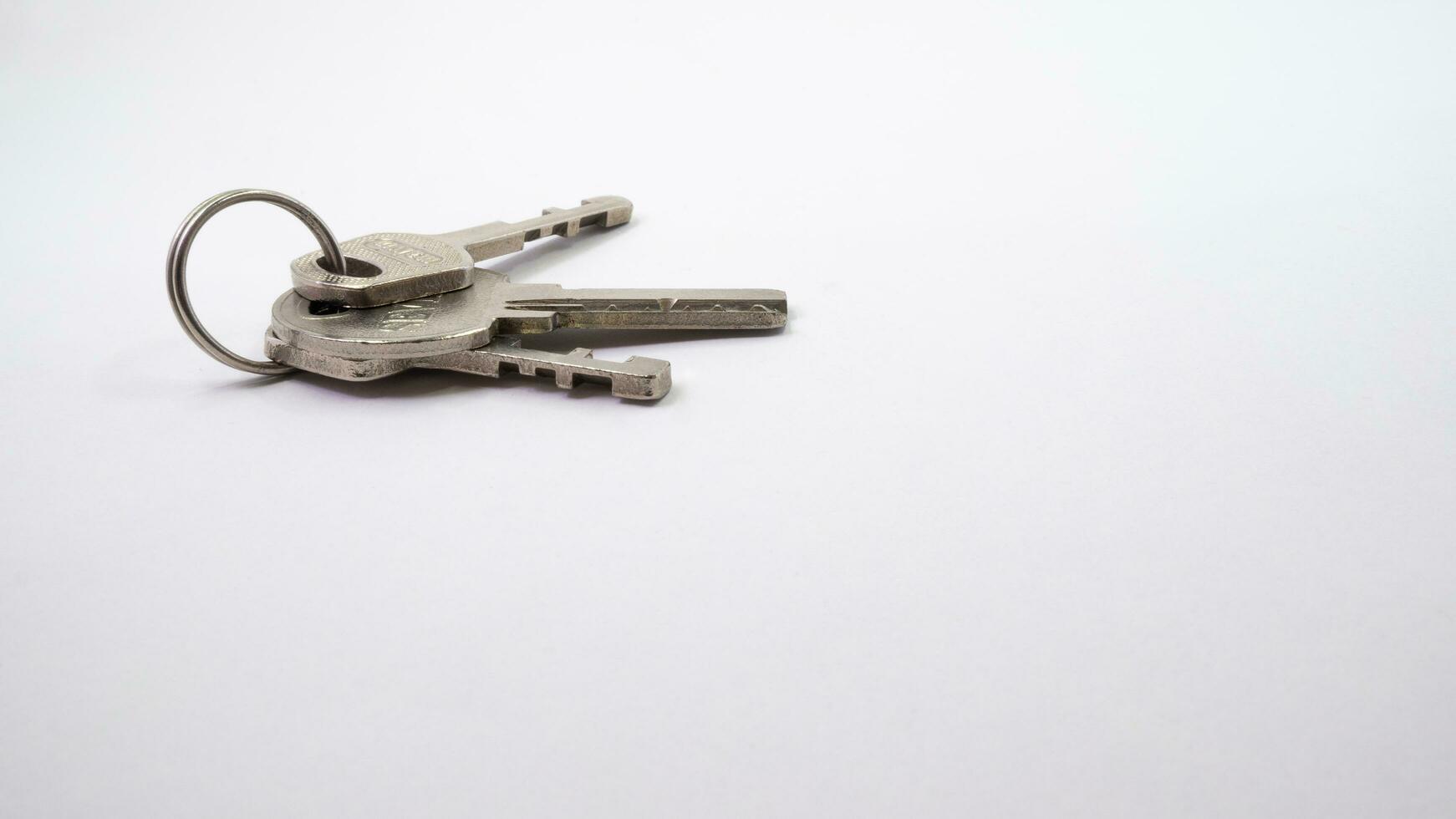 drie sleutels geïsoleerd Aan wit foto