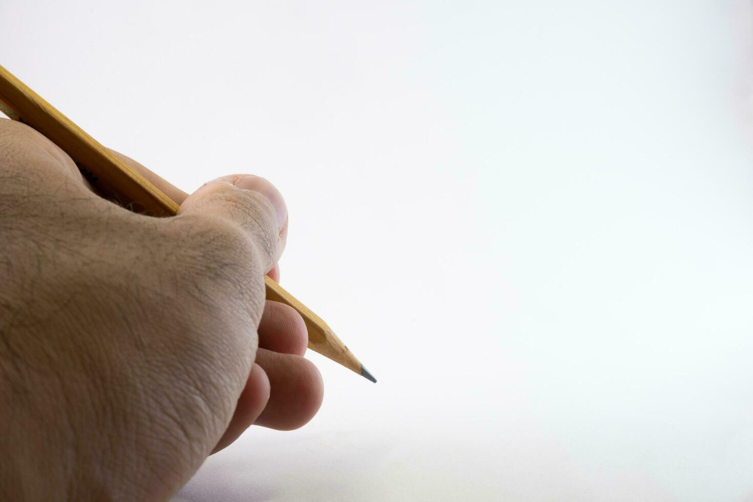 geïsoleerd hand- Holding een potlood Aan wit foto