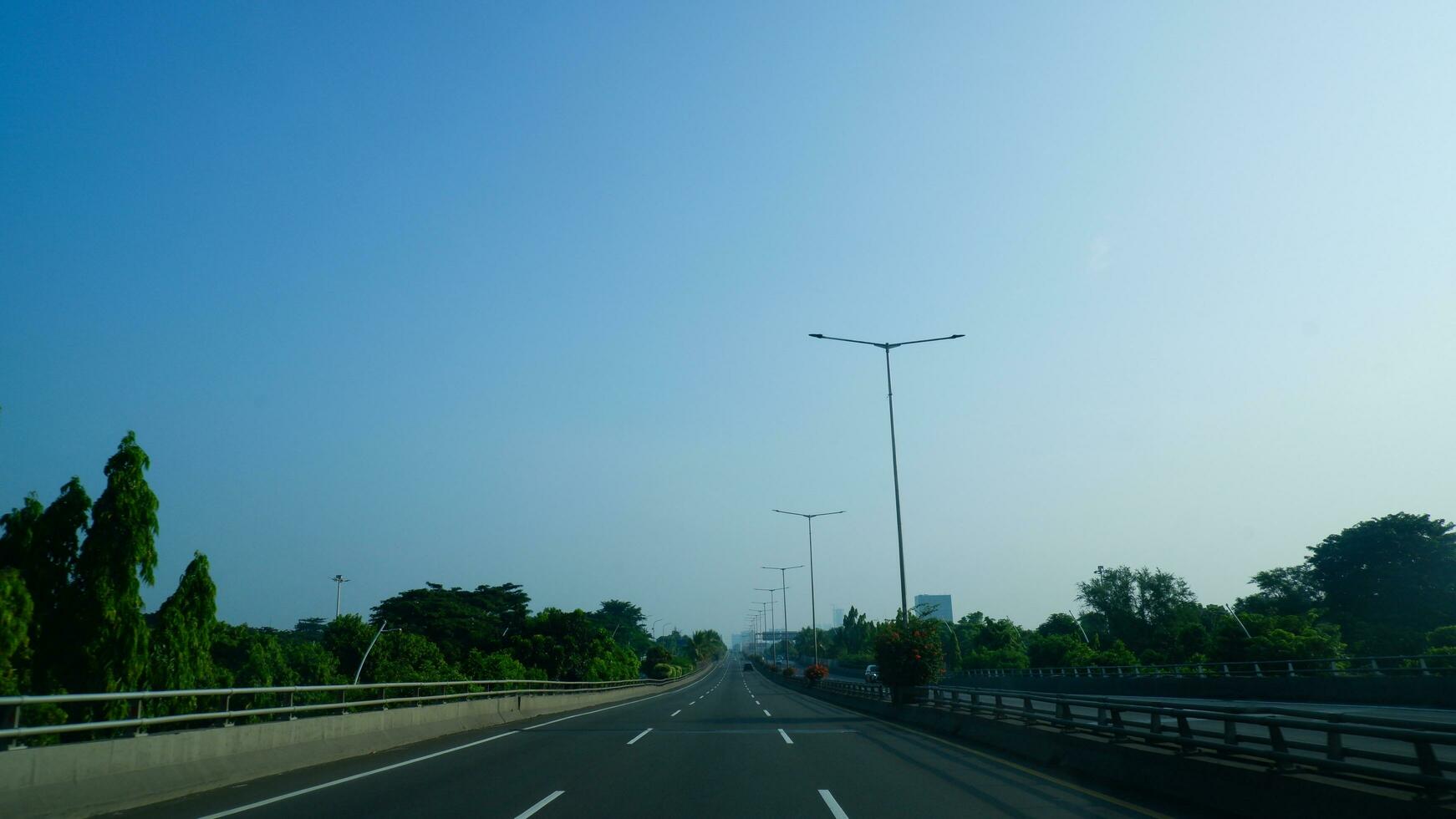 een leeg Jakarta binnenste ring tol weg is ongebruikelijk omdat de stad is normaal gesproken overbelast. foto