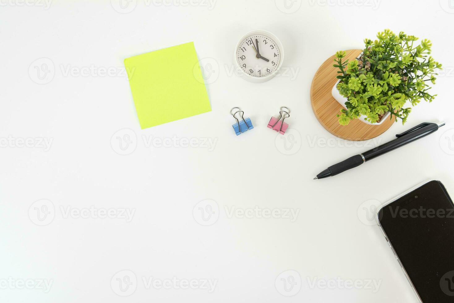 wit kantoor bureau tafel top visie met kopiëren ruimte. vlak leggen. foto