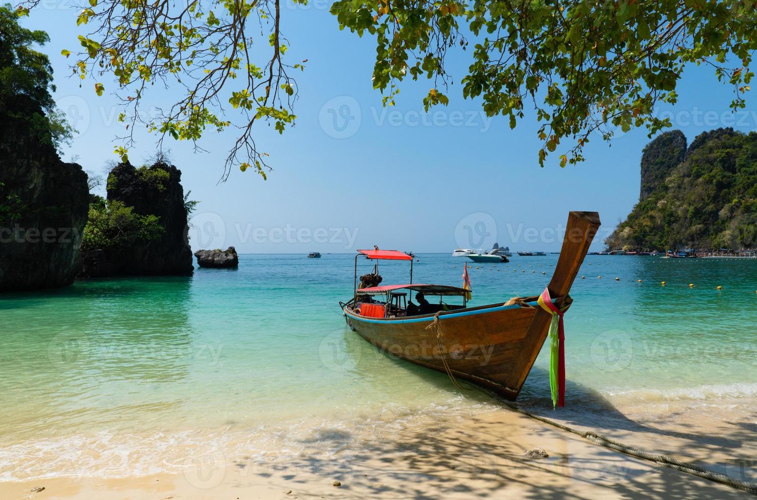 lange staart boot rijden op de blauwe zee van de lagune van koh hong krabi thailand in de zomer foto