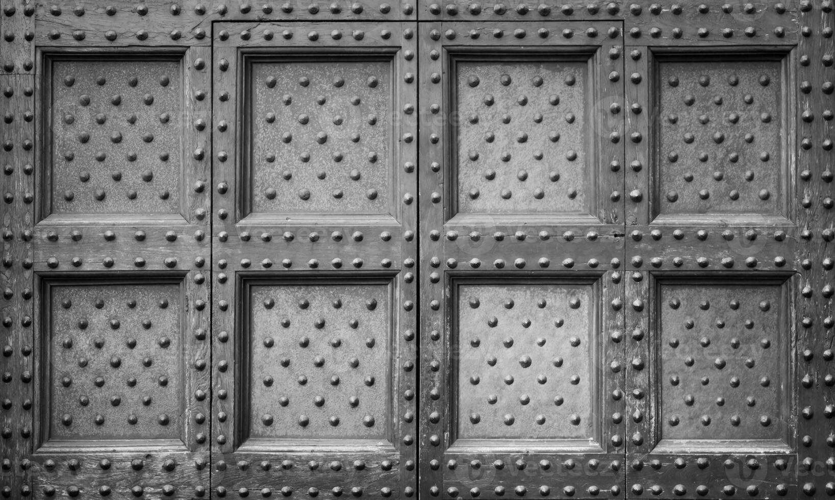 antieke deur in historisch gebouw - concept van veiligheid, mysterie, grunge. foto