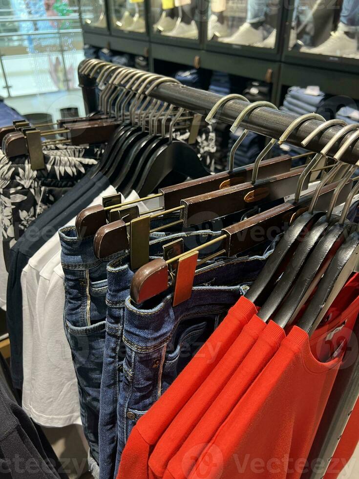 Mannen kleren Aan een hanger in een op te slaan foto