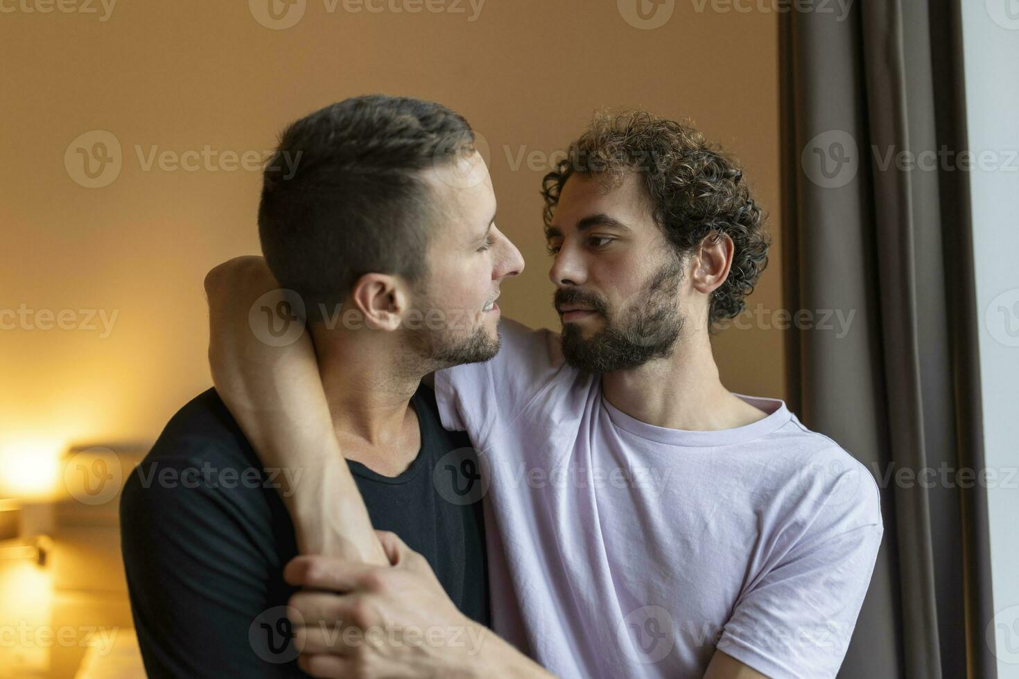 twee jong Mens lgbtq homo paar dating in liefde knuffelen genieten van intiem inschrijving sensueel moment samen zoenen met ogen Gesloten foto