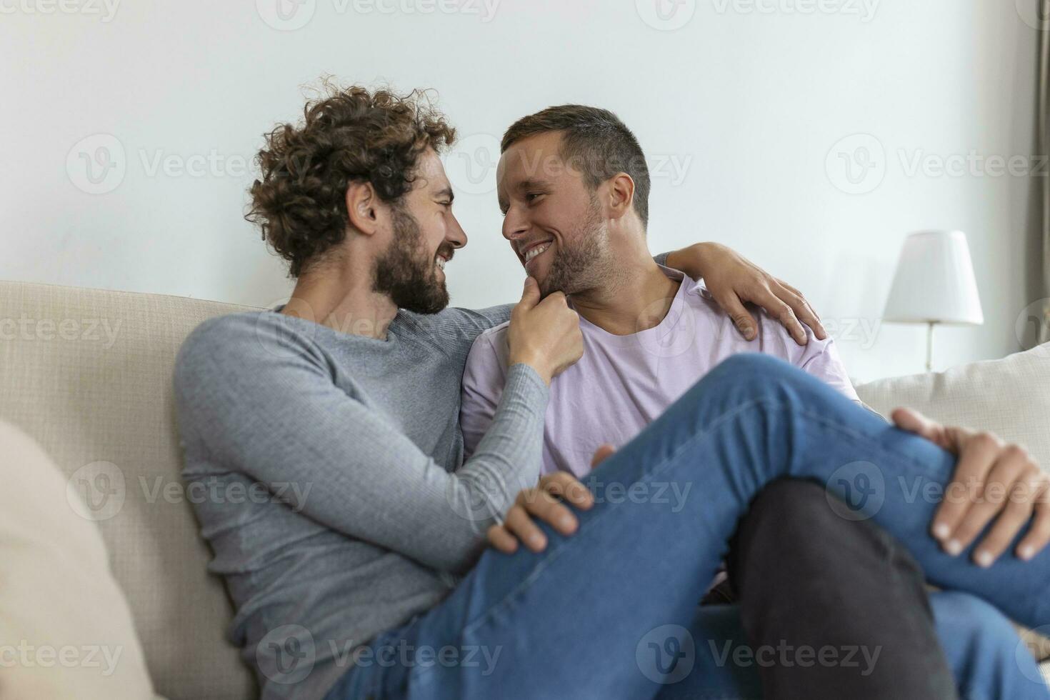 portret van zorgeloos homo paar binnenshuis. gelukkig homo paar uitgeven tijd samen Holding handen foto