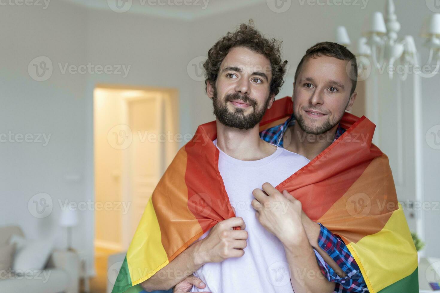 aanhankelijk mannetje homo paar binnenshuis. Mens omarmen zijn vriendje van achter Bij huis. homo paar vieren trots maand foto