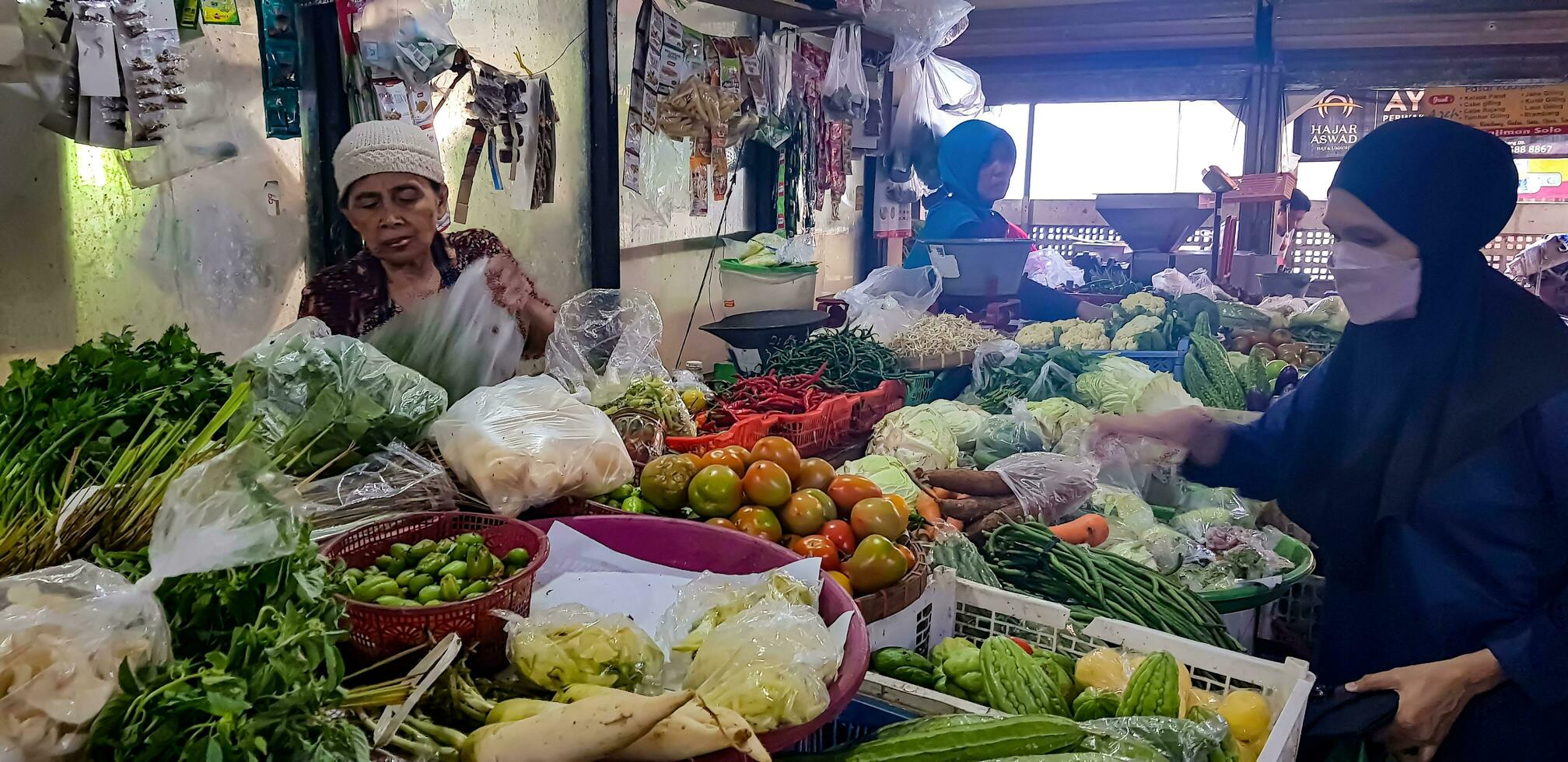 soerakarta, centraal Java, Indonesië, 02 juni 2023, kadipolo nat markt Aziatisch lokaal mensen kopen en verkopen hun dagelijks behoeften foto