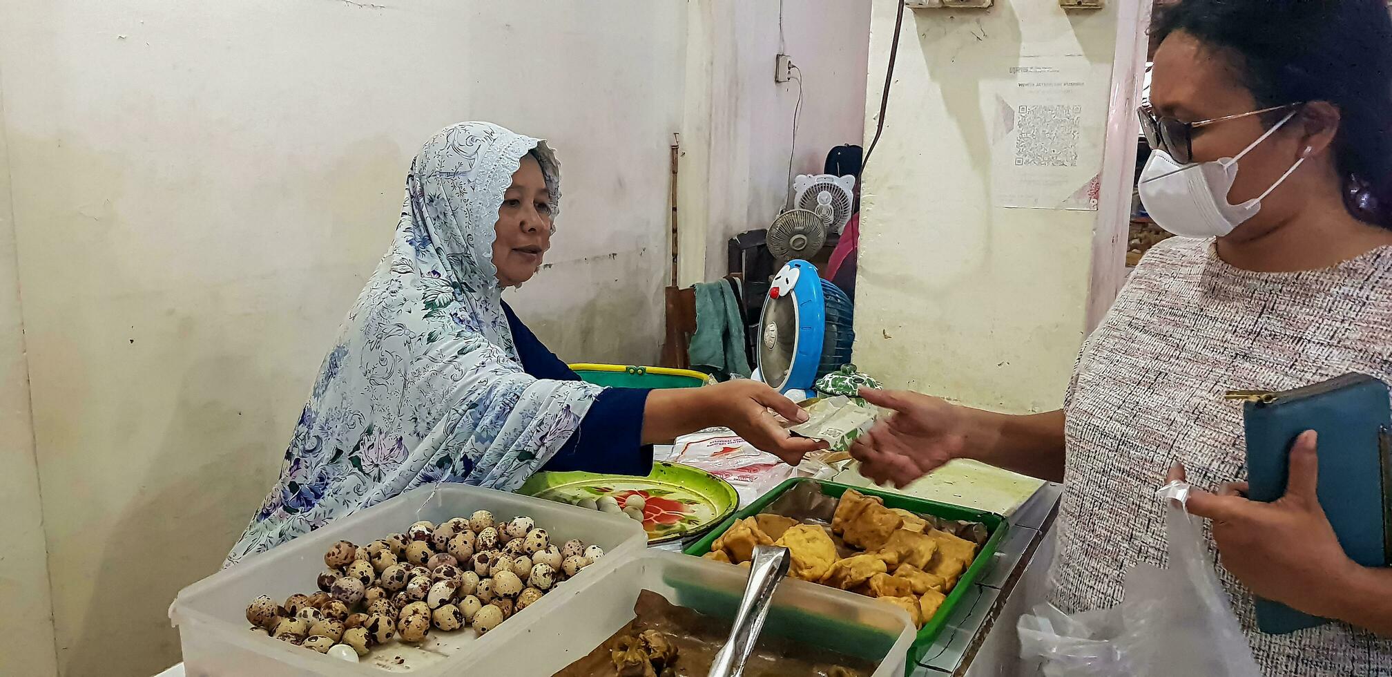 soerakarta, centraal Java, Indonesië, 02 juni 2023, kadipolo nat markt Aziatisch lokaal mensen kopen en verkopen hun dagelijks behoeften foto