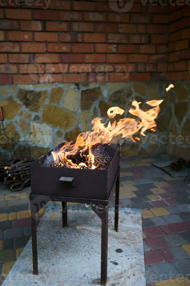 nog steeds leven met boom takken brandend in vlammend brand in de barbecue grillen. de seizoen van zomer picknick en bbq partij foto