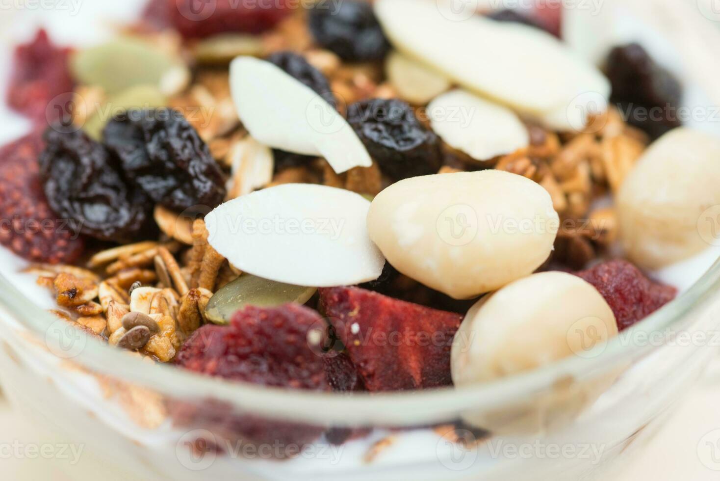 Gesloten omhoog en vervagen ontbijt gezond voedsel, muesli, moes, biologisch haver, super voedsel met honing, droog fruit en noten in kom foto