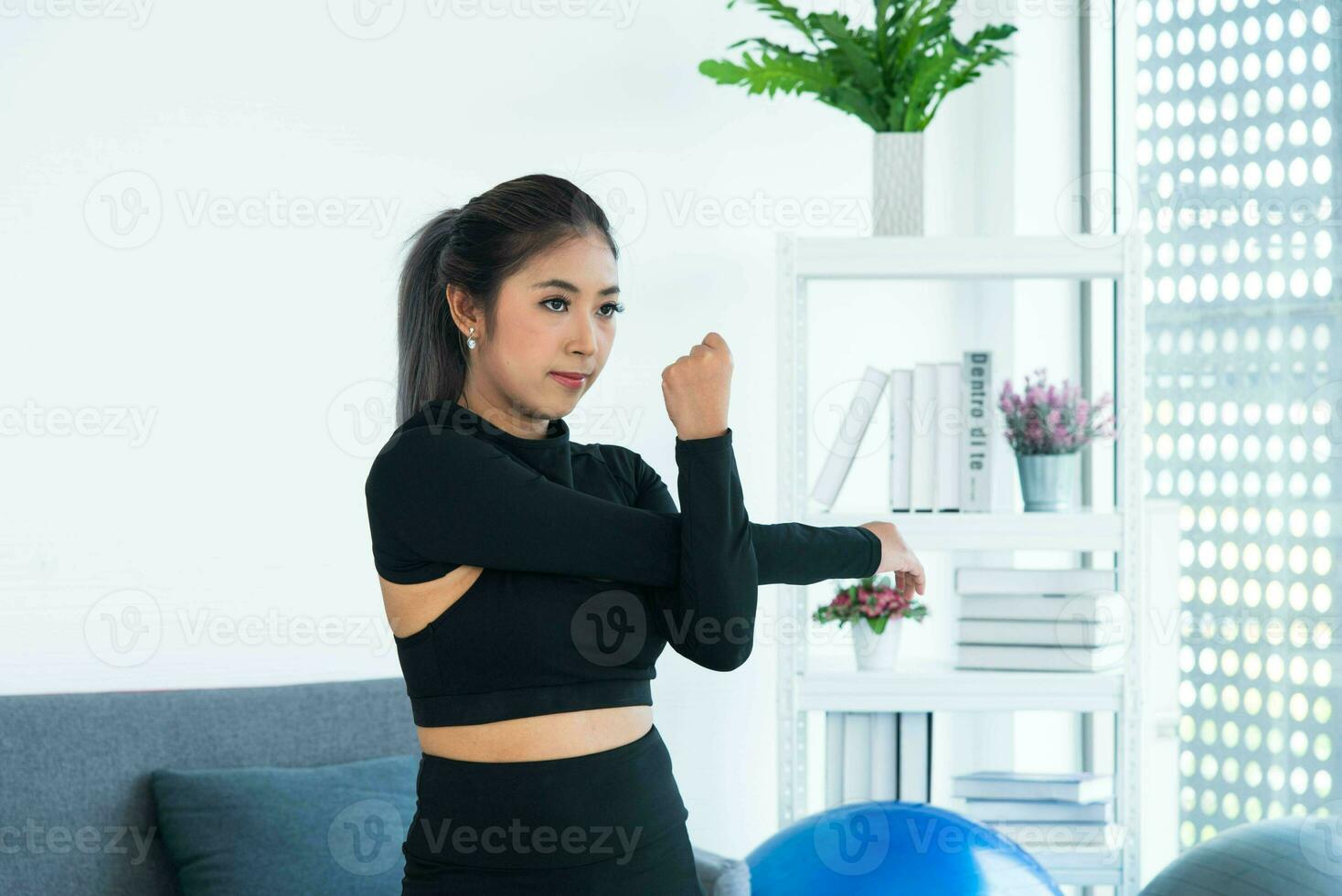 Aziatisch jong gezond vrouw in sportartikelen beoefenen yoga Bij huis, sport meisje oefening in leven kamer Bij huis foto