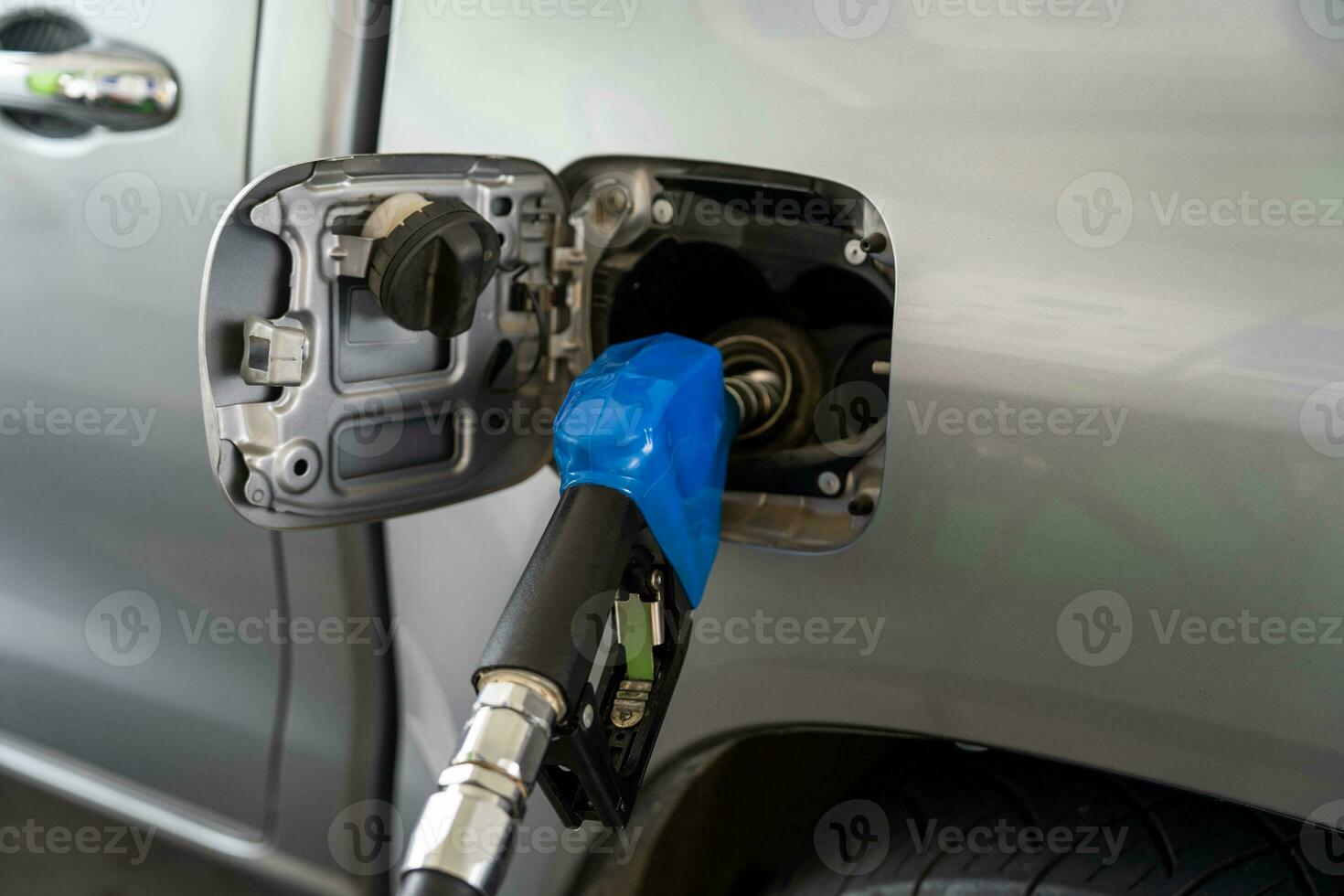 tanken, auto vullen met benzine benzine Bij gas- station. foto