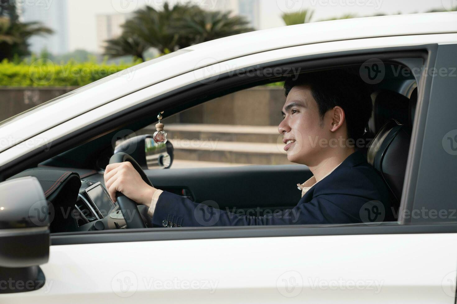 jong Aziatisch bedrijf Mens met auto foto