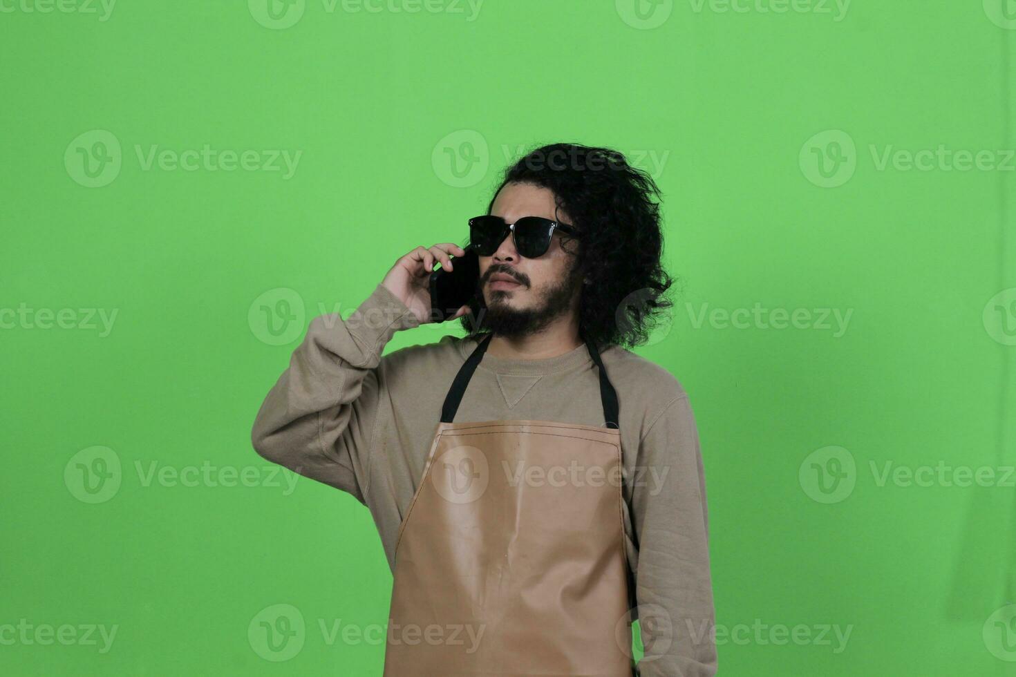 Aziatisch mannetje koffie winkel barman poses en uitdrukkingen foto