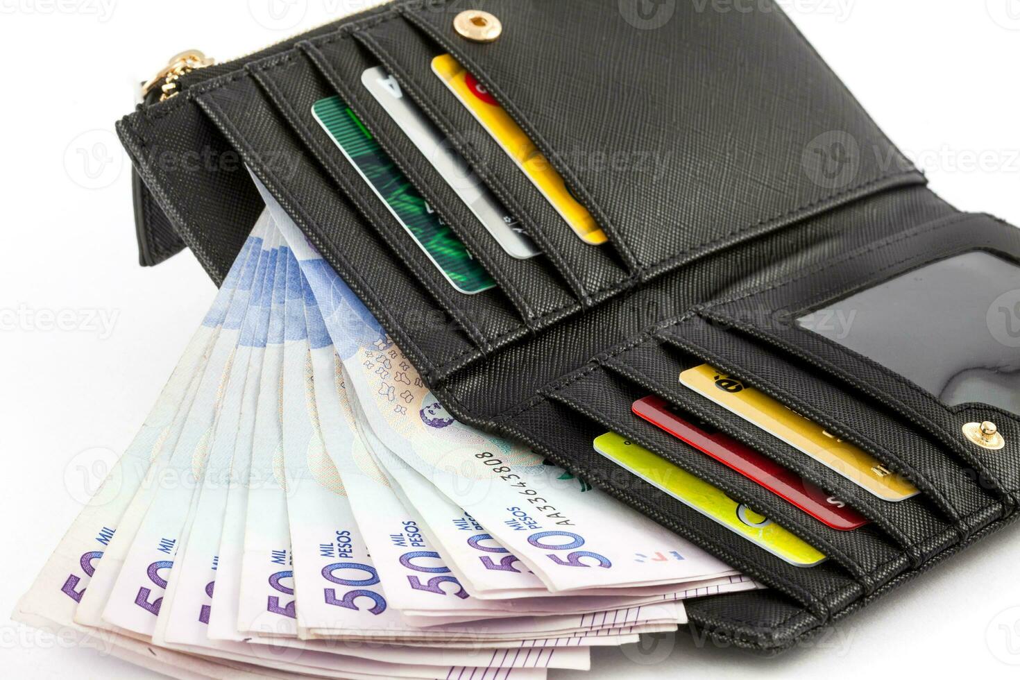 zwart portemonnee gevulde met vijftig duizend Colombiaanse pesos rekeningen en kaarten. financiën concept. economie concept. betaling concept. foto