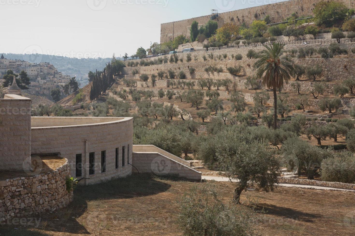 terrassen van de Kidron-vallei en de muur van de oude stad in Jeruzalem in Israël foto