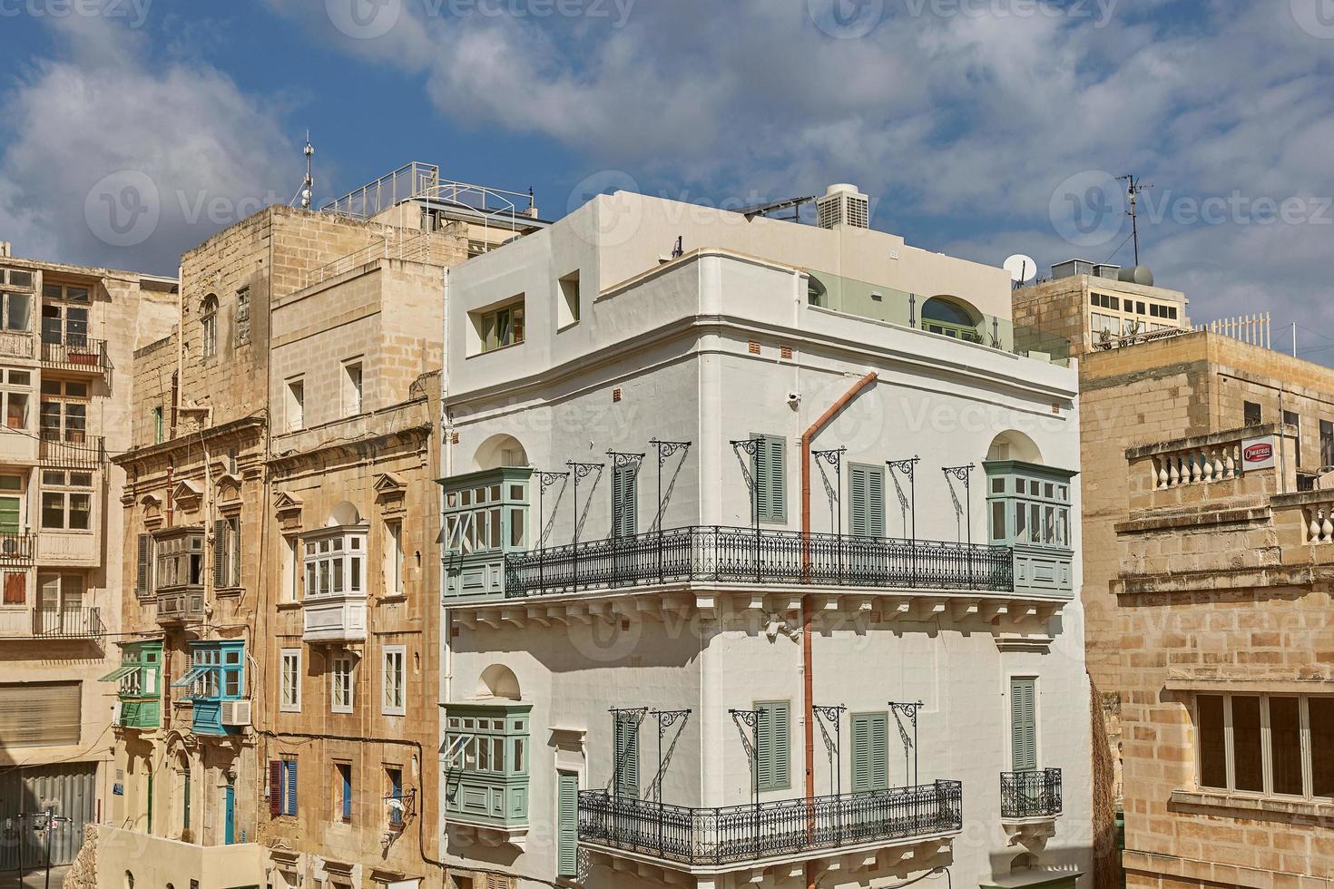 traditionele kleurrijke en moderne architectuur en huizen in Valletta in Malta foto