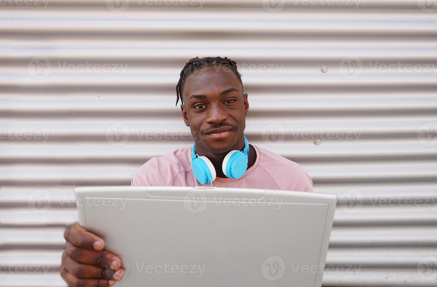 jonge man aan het werk met zijn laptop foto