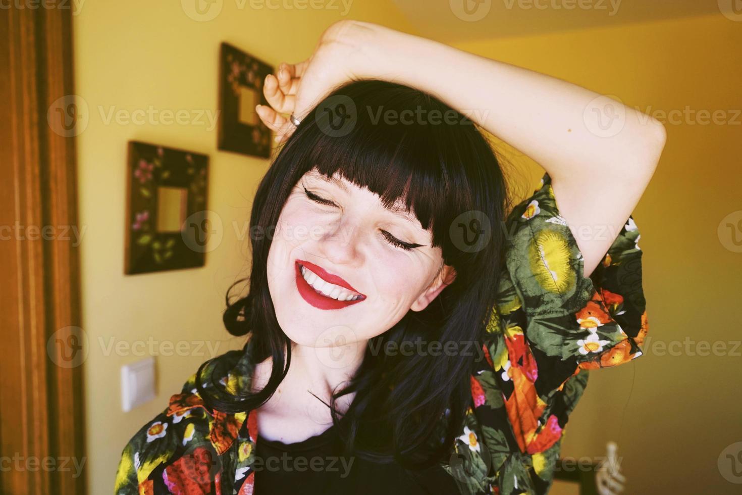 mooie brunette vrouw in een gele kamer in haar huis foto