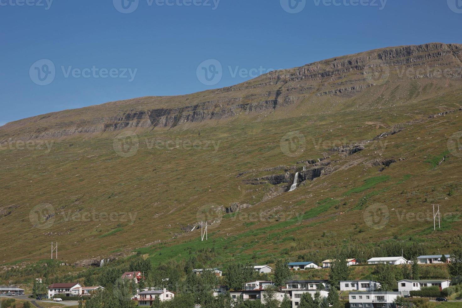 het kleine stadje Eskifjodur in het oosten van IJsland is omgeven door prachtige landschappen foto