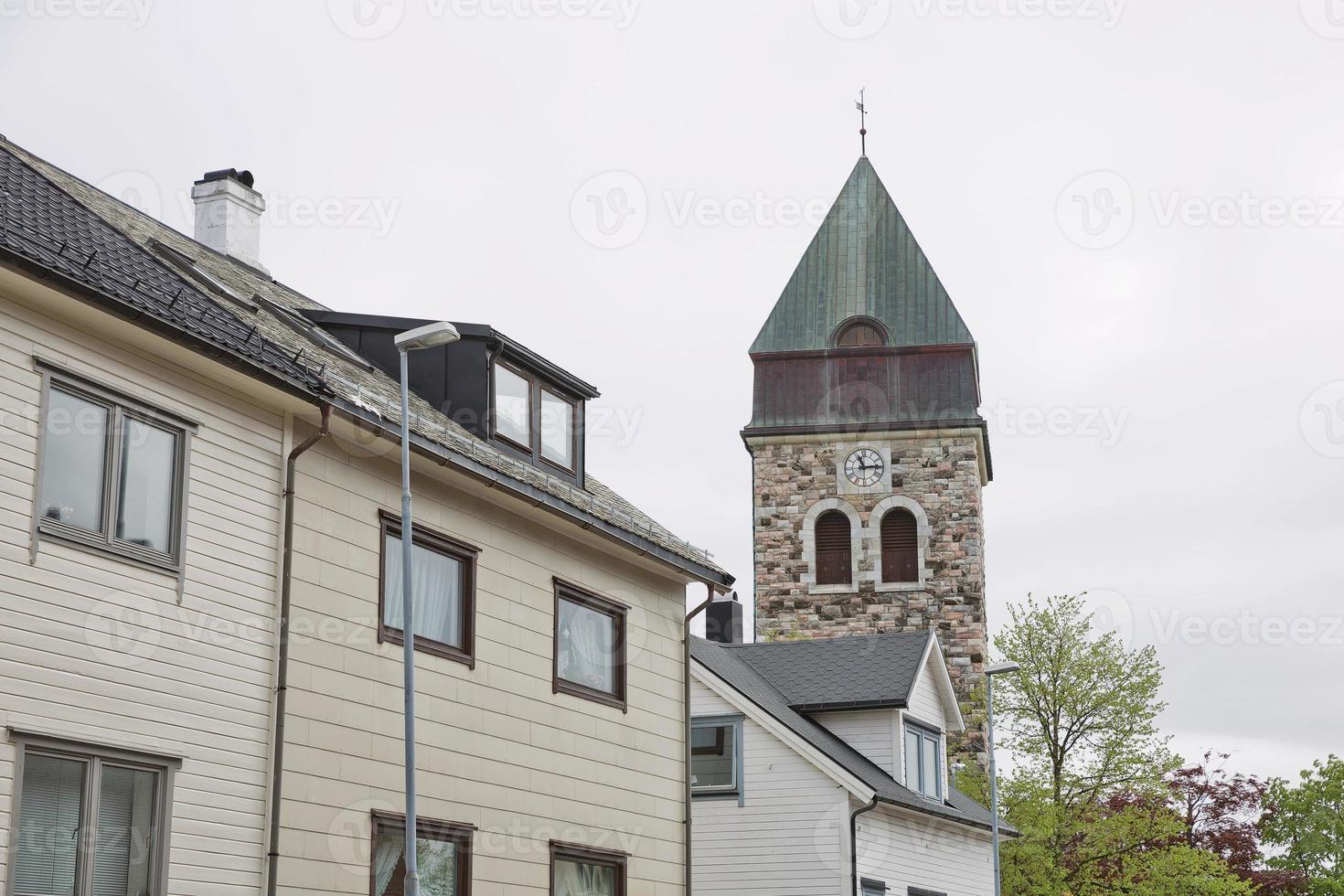 weergave van een historische stenen kerk in alesund, Noorwegen foto