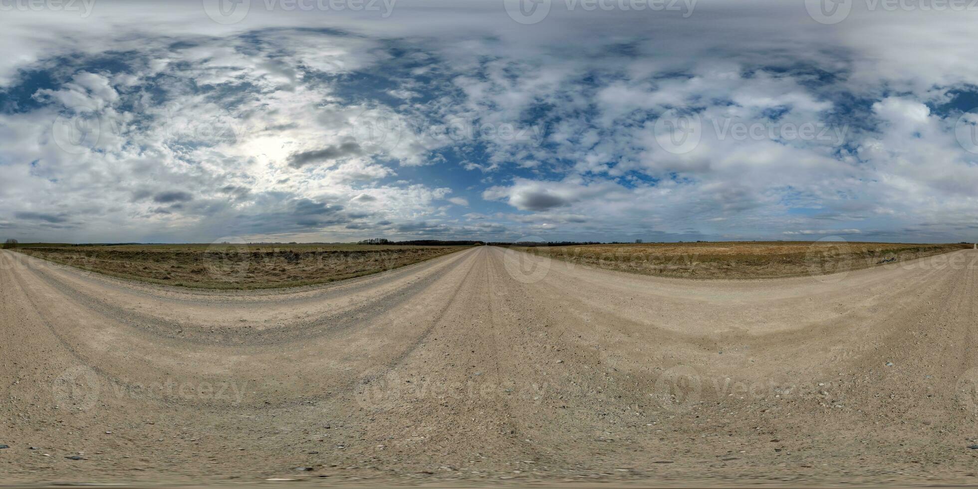 bolvormig 360 hdri panorama Aan grind weg met wolken Aan bewolkt lucht in equirectangular naadloos projectie, gebruik net zo lucht vervanging in dar panorama's, spel ontwikkeling net zo lucht koepel of vr inhoud foto