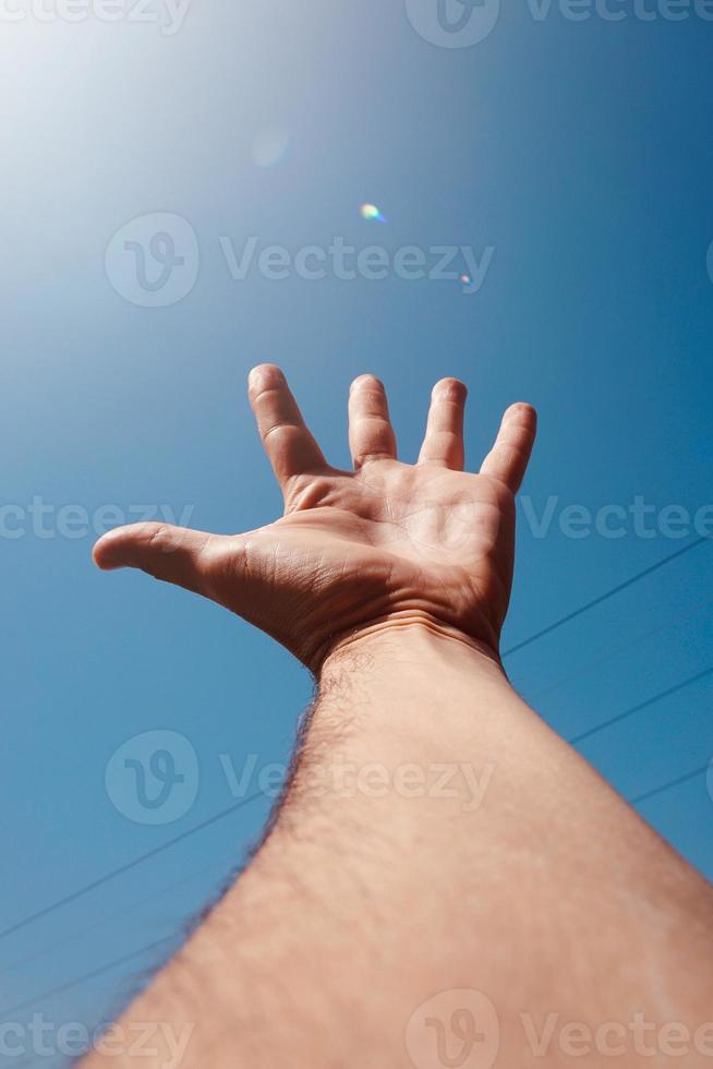 hand omhoog gebarend in de lucht foto