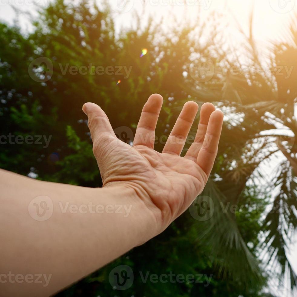 hand omhoog gebarend in de lucht foto