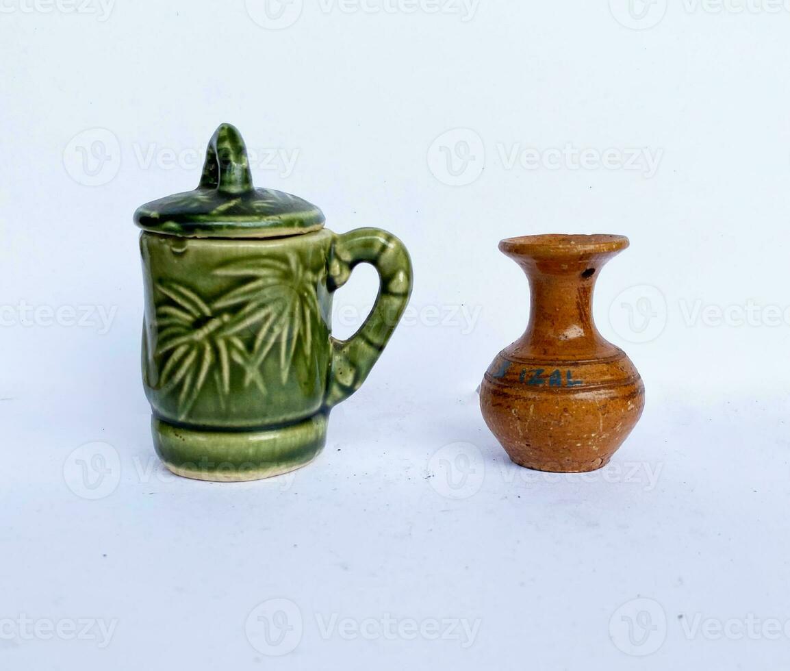 antiek groen glas en pot Aan wit achtergrond foto