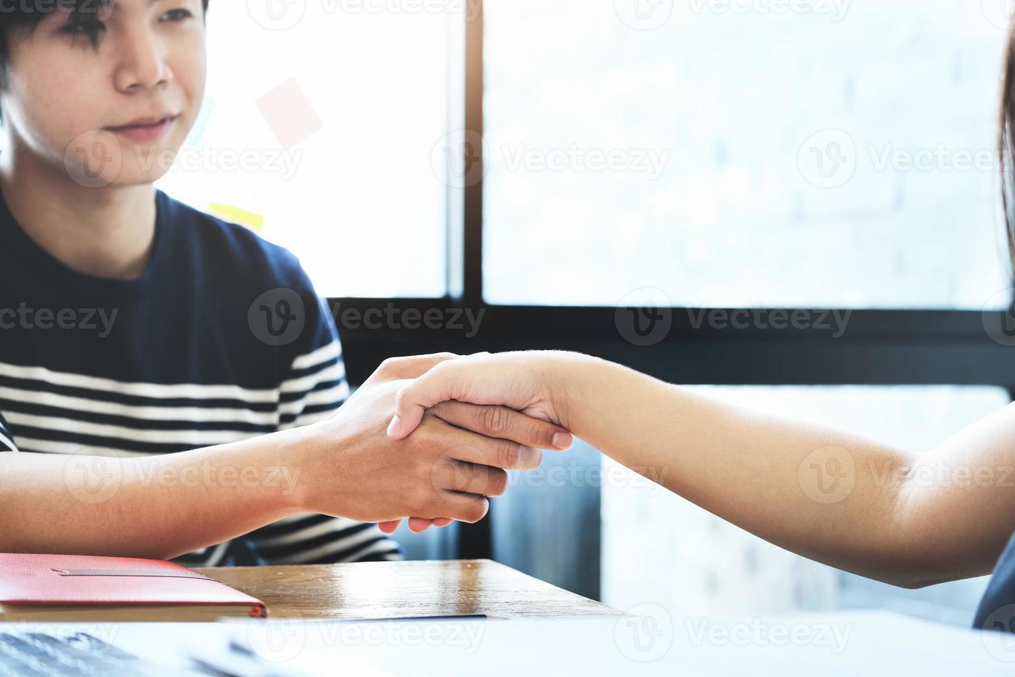 jonge zakenmensen werken samen met partners om hun bedrijfsinvesteringsnetwerk uit te breiden voor plannen om volgende maand de kwaliteit op hun kantoor te verbeteren foto