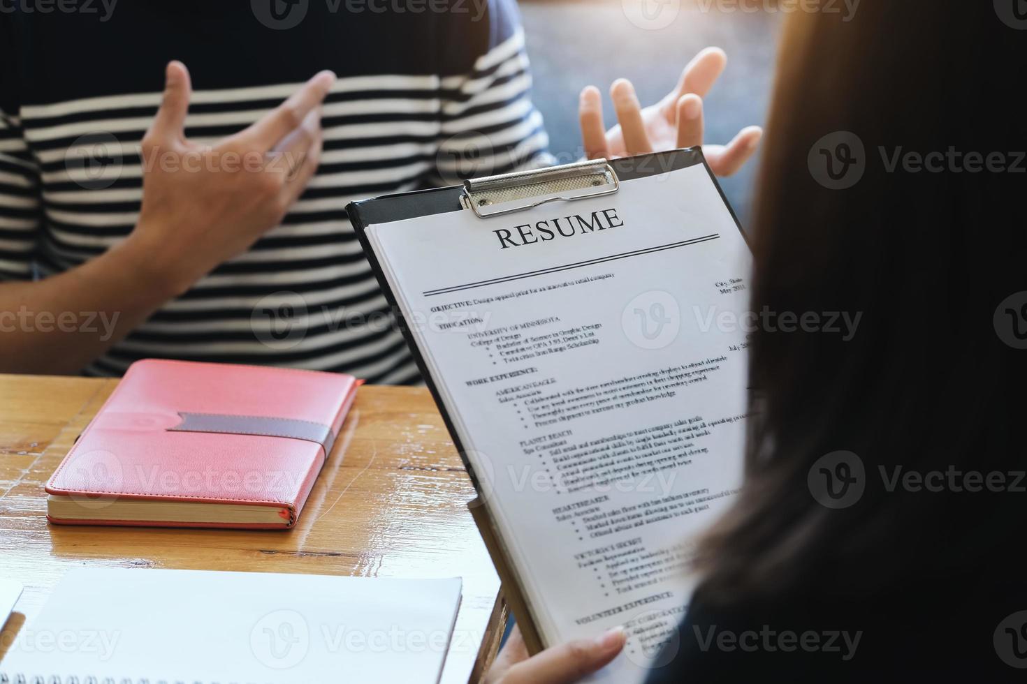 focus cv-document met hr-discussie sollicitatiegesprek met antwoorden van vrouwen die solliciteren foto