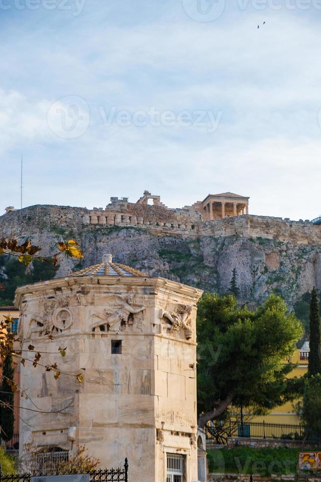 toren van de windgoden in de Romeinse agora en de acropolis op de achtergrond foto